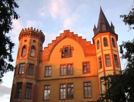 i "winsorské" věže bývalého zámku do šarlatova