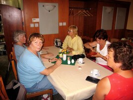 a loučíme se v místní kavárně