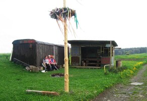 a u autobusové zastávky v polích