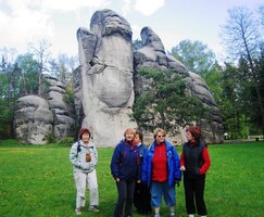 a zde před ním pózují dámy