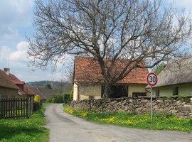 Vesnické scenérie jsou prosté