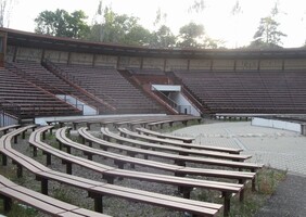 od zámku se šli podívat k folklórnímu areálu