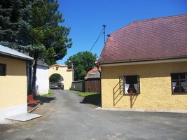 a zde jeho rodný dům v Újezdě