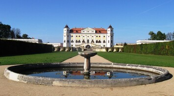 s rozlehlými francouzskými zahradami