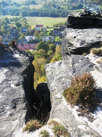 Ve šluchtě dole je obec Tisá