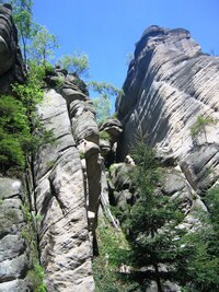 Skalní věže se vzájemně podpírají