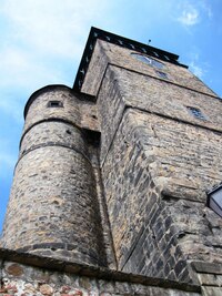 k vyhlídkové věž s branou a vnějším schodištěm