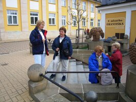 Dámy ochutnávají léčivou minerálku