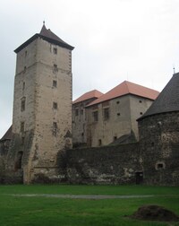 Zde záběr z nádvoří