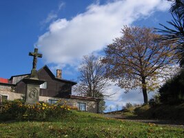 a místní malebné chalupy