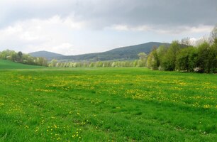 a pokračuje přes hory a doly