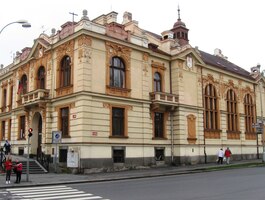 Do centra se jde kolem sokolovny