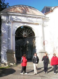 a touto branou ven z města