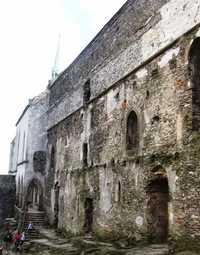 a rozlehlý hlavní palác