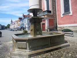 a pak se hrnuli ke kašně