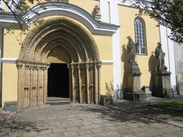 k portálu kostela v Polici