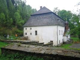 Míjíme zámeček Skály (zase Jirásek!)