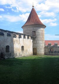 i masivní opevnění hradu