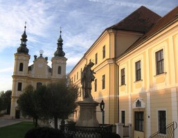 Panorama náměstí s chrámem je krásné