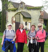 Před statkem ve vsi Výrov