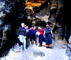 a tady strašíme před Jeskyní čarodějnic