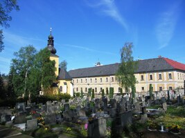 a my jdeme kolem místního kláštera