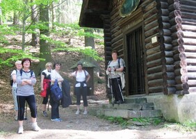 a dnes je tu kaplička s pramenem zázračné vody