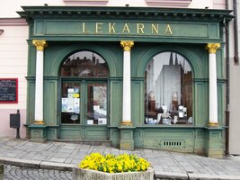 Na náměstí je tato barokní lékárna