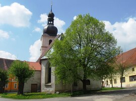 Kostel na návsi v Chudenicích