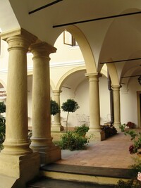 a stinnými ambity na nádvoří