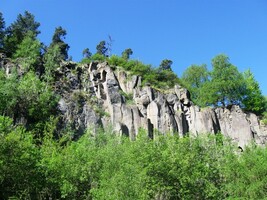 Na skalních stěnách kolem