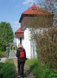 a přes mosty, jezy a propusti