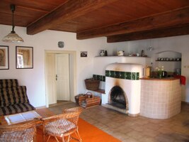 s vpravdě jiráskovským interiérem