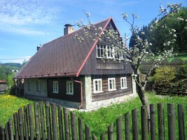 Závěrem sestupujeme kolem roubenek