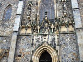 s nádherným portálem