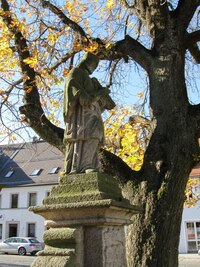 Nad městem bdí český svatý,