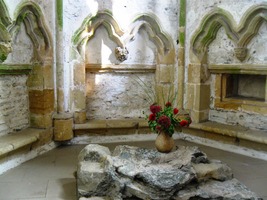 nad prostým kamenným oltářem