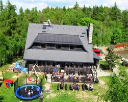 Pod rozhlednou je restaurace