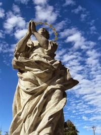 Na hrázi jsou tu sochy kamenné,