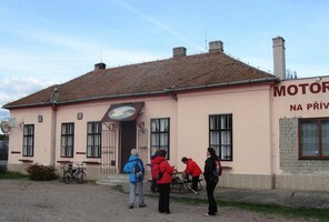 až sem do motorestu Nad přívozem na oběd