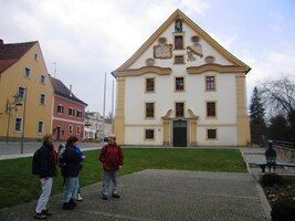 a patří k němu řada budov v okolí