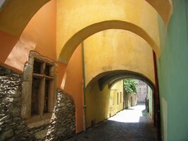 Stín místních podloubí přišel vhod