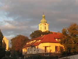 Paprsky zapadajícího slunce barví kostel