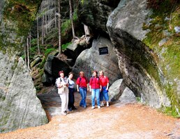 Mladé dámy v préhistorické jeskyni