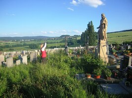 Před večeří ještě zastávka na hřbitově v Klenčí