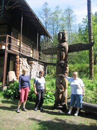 U brány skaláku stojí trampský srub