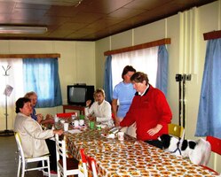 A pak už večeře v naší TESCO-ubytovně v Halži