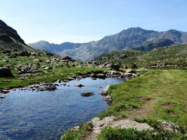 a tady jezero v klínu hor