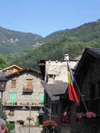 a vlaje tu andorská vlajka (znáte ji, Sparťané?)