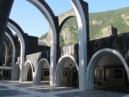 a je to krásná moderní a vzdušná basilika